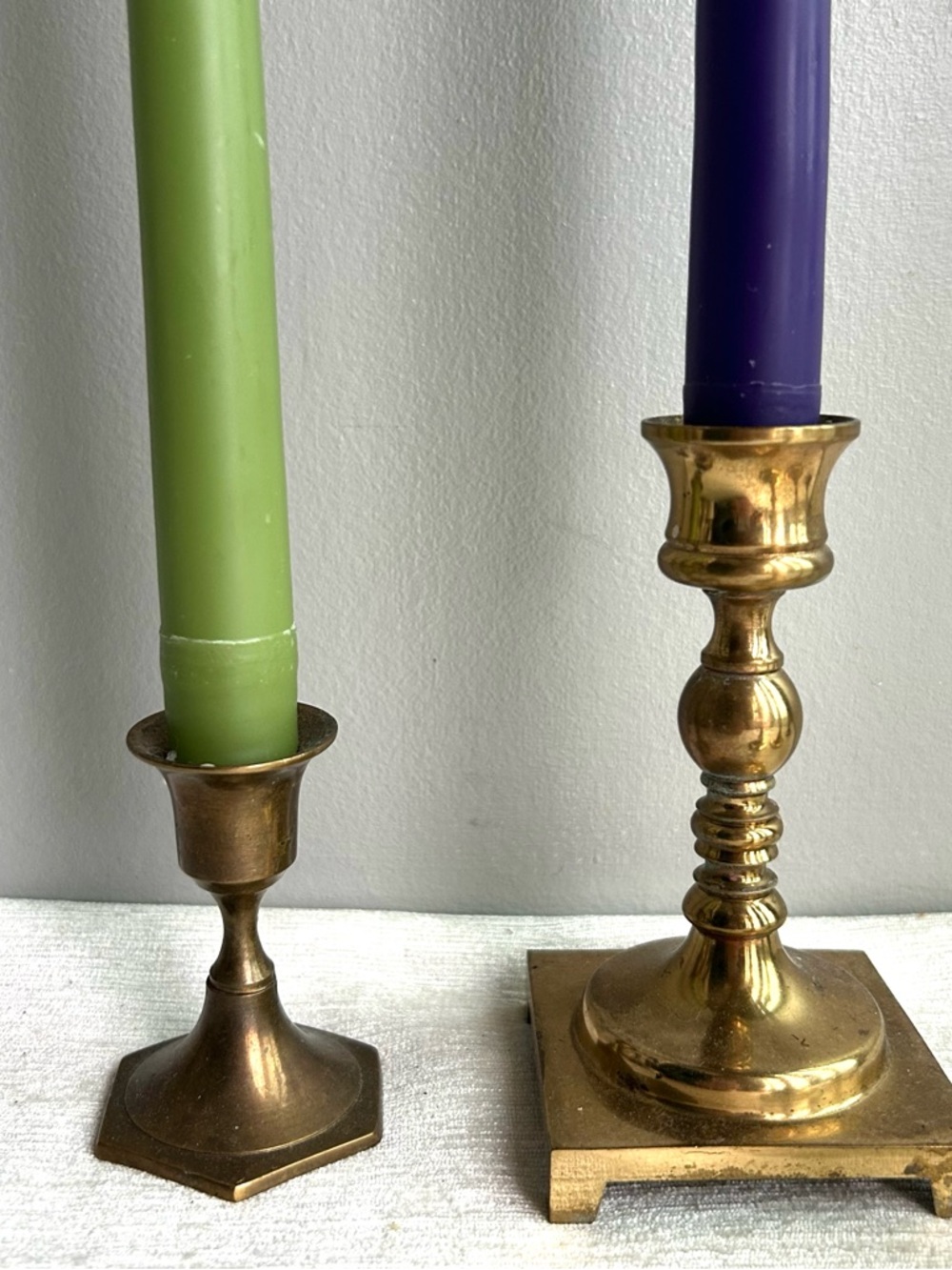 (5) vintage solid brass candlesticks assorted - Picture 2 of 5
